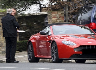 Recientemente el actor recibió este tremendo regalo de cumpleaños: Un Aston Martin V12 Vantage